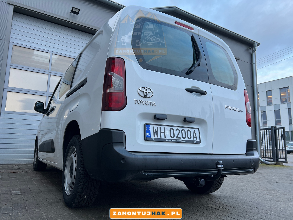 samochod po montazu haka holowniczego w serwisie w poznaniu na wysogotowie zamontujhak.pl toyota proace city 